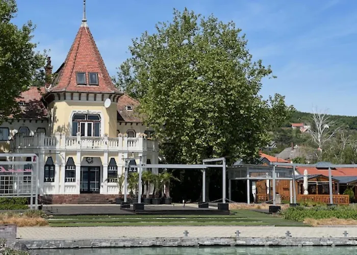 Fueloep Panzio Near Balaton Apartmán